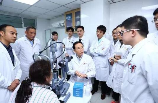 1月4日下午，2018首页 - 澳门(金沙)官网网站首页集团眼表及角膜学组发展院士高峰论坛在厦召开。此次高峰论坛阵容豪华，汇聚了国内角膜病领域的大咖。大咖齐聚一堂，通过专题演讲、自由讨论等形式深入而全面的探讨了国内外角膜病的较新研究成果、发展机遇，共商首页 - 澳门(金沙)官网网站首页集团眼表及角膜学组的发展。8.jpg