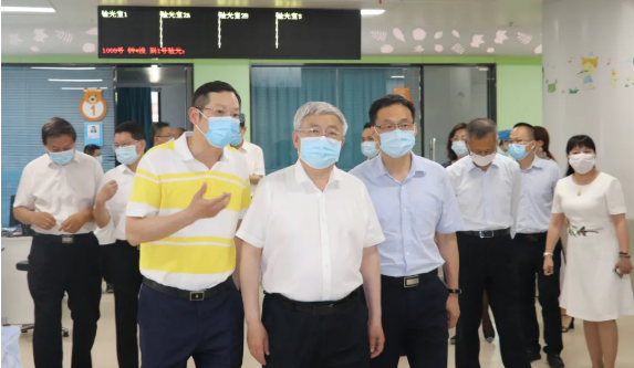福建省副省长崔永辉陪同刘永富主任考察首页 - 澳门(金沙)官网网站首页集团本部厦门大学附属厦门眼科中心2.png