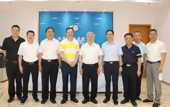 福建省副省长崔永辉陪同刘永富主任考察首页 - 澳门(金沙)官网网站首页集团本部厦门大学附属厦门眼科中心5.png