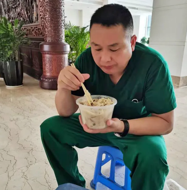 首页 - 澳门(金沙)官网网站首页白衣英雄战“疫”背后的暖心故事3.png